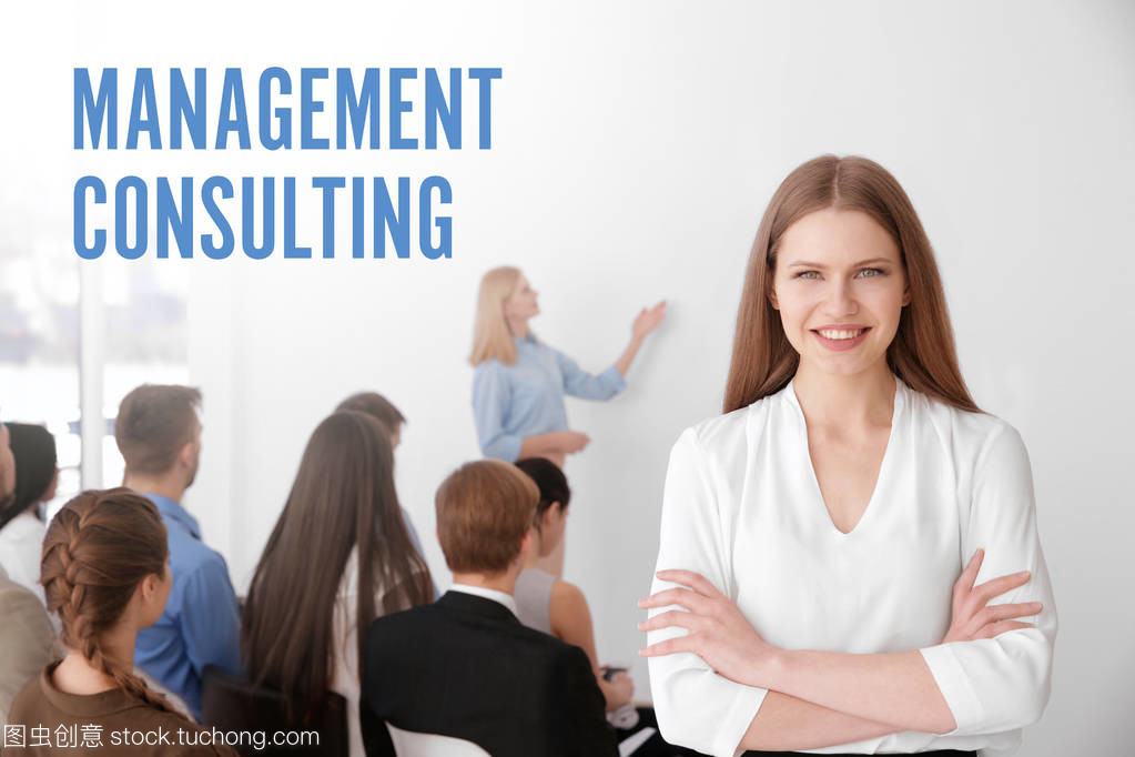 管理咨詢的概念。青年婦女和會(huì)議管理人員小組